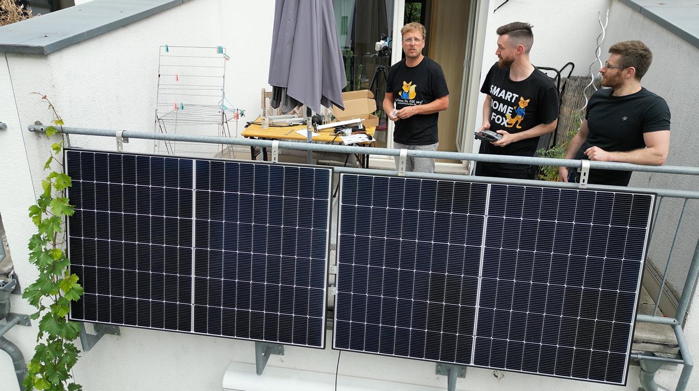Die Solakon Solarmodule hängen nebeneinander am Balkongeländer.